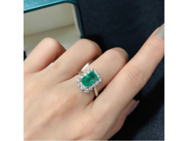 2.1ct祖母绿戒指 18K金镶钻0.558ct 