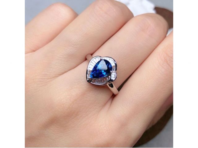 1.88ct无烧皇家蓝蓝宝石戒指18K金镶0.23ct钻石