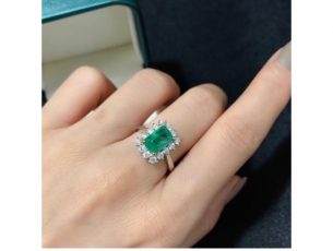 2.1ct祖母绿戒指 18K金镶钻0.558ct 