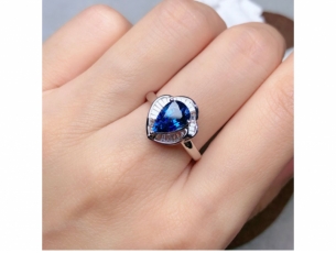 1.88ct无烧皇家蓝蓝宝石戒指18K金镶0.23ct钻石