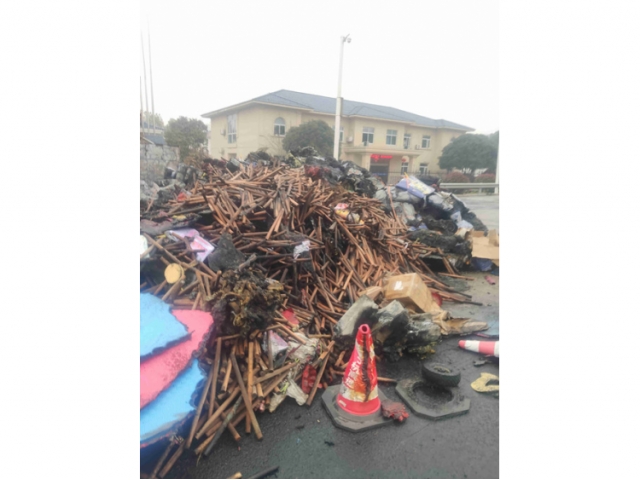 处置一批过火的货物 （木材 塑料 玩具  文具 篷布 剪刀 等）本场拍卖师主持：张钰